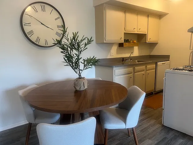 Lexington Manor Apartments — Photo 10