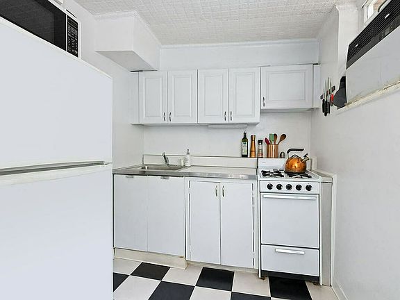 4th image of 248 W 12th St #1