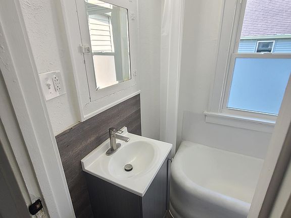3rd image of 258 Jones St