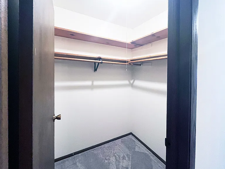 Classic 1 Bed / 1 Bath - 700 SF - Closet