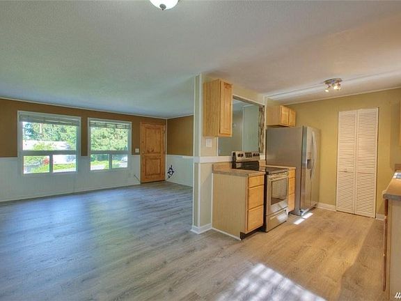 4th image of 1204 211th Ave NE