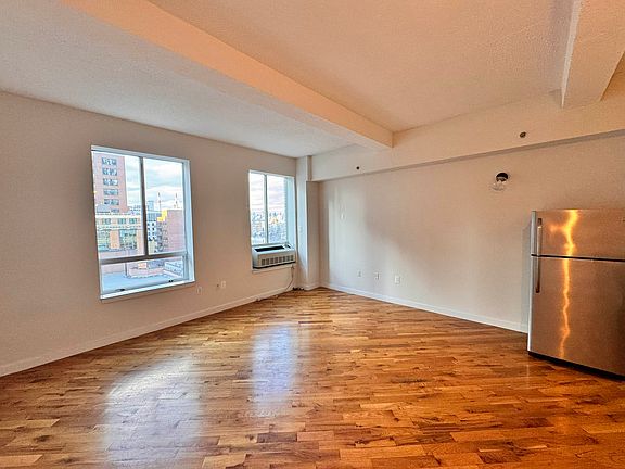 3rd image of 29-28 41st Ave APT 707