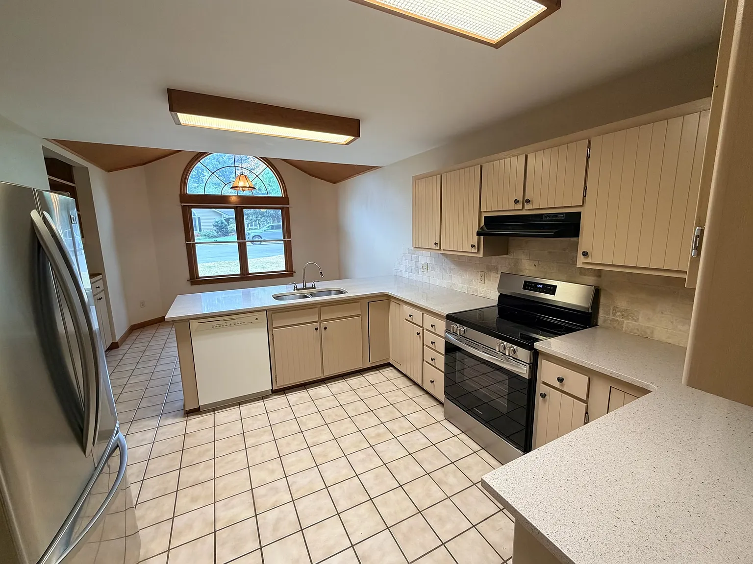 3 bed, 2608 sqft, $2,950 — Photo 4