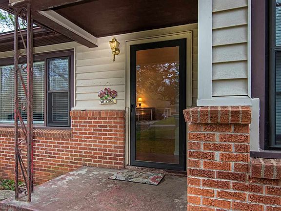 2nd image of 1004 Willow Springs Dr