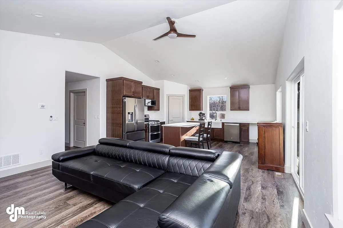 3 bed, 1350 sqft, $2,250 — Photo 3