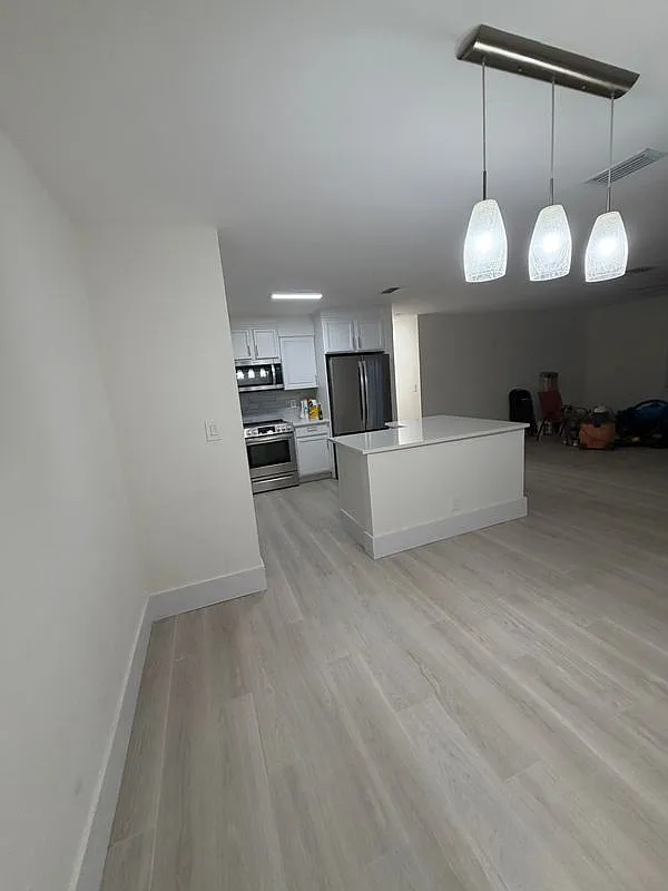 3 bed, 2.0 bath, 1421 sqft, $3,600 — Photo 4