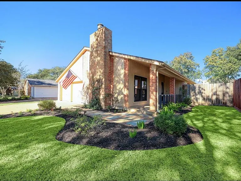 3023 Sam Houston Dr — Photo 2