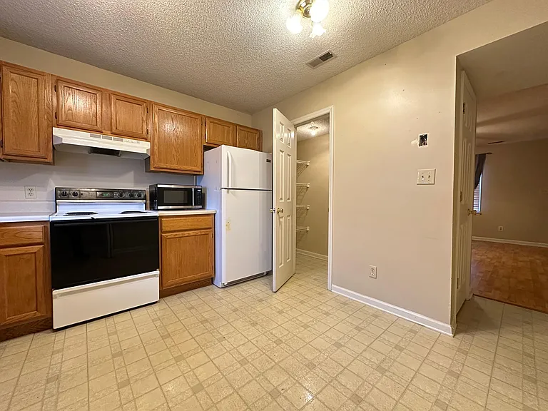 305 Elmer St #12 — Photo 5
