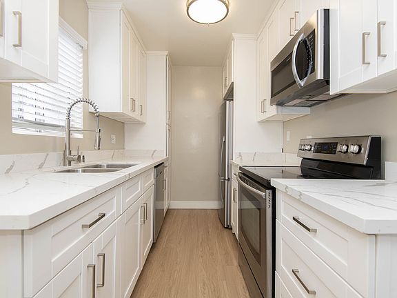 4th image of 1339 Barry Ave #5