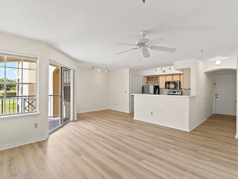 7330 Westpointe Blvd #421 — Photo 9