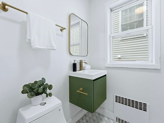 2nd image of 114 Oak St Floor 1