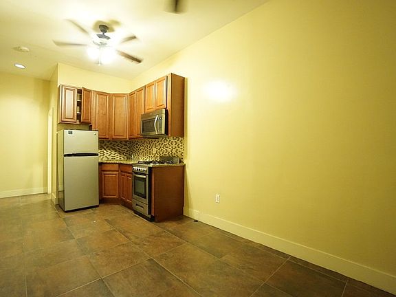 3rd image of 200 Irving Ave #1R