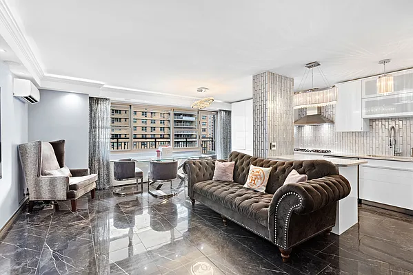 Sold by Thomas Lipovetsky, LREB | media 22