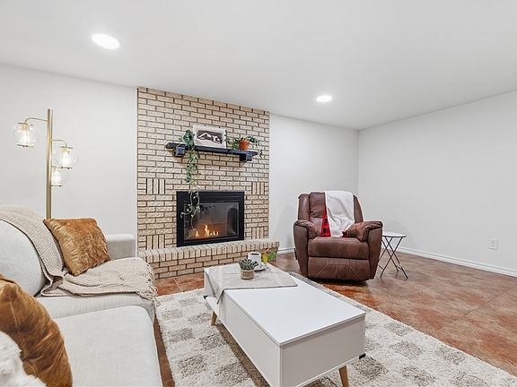 5th image of 904 W Holly St