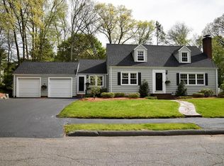 8 Dunstan Rd, Lynnfield, MA 01940