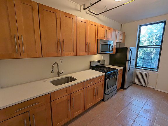 5th image of 483 Warren St APT 2R