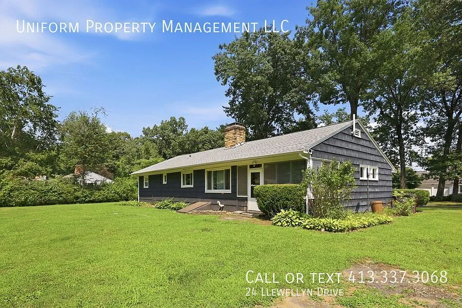 Charming 3-Bedroom Ranch Near Westfield State & Stanley Park — Photo 4
