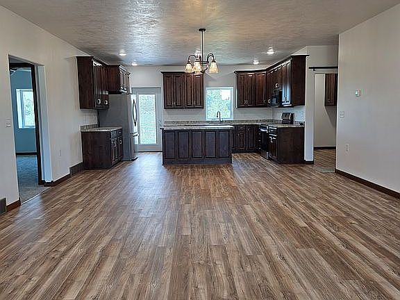 4th image of 963 Thomas Dr
