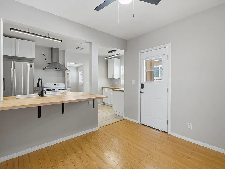 10412 Eldora Ave — Photo 1