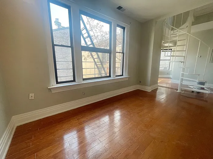 211 W 9th St #4 — Photo 3