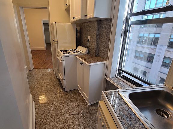 4th image of 110 6th Ave #17