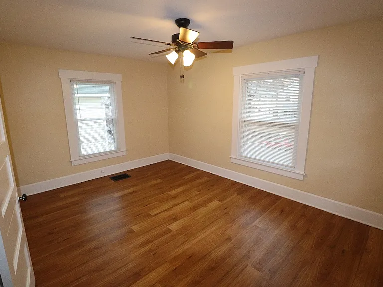 Well-maintained Double with Small Yard — Photo 27