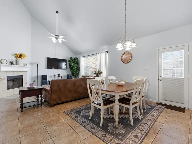 704 San Antonio Trl — Photo 8