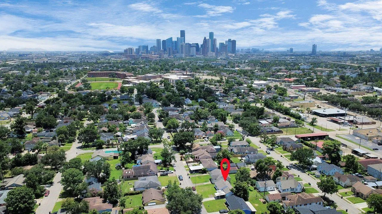 3 bed, 1.0 bath, 1150 sqft, $2,000 — Photo 3