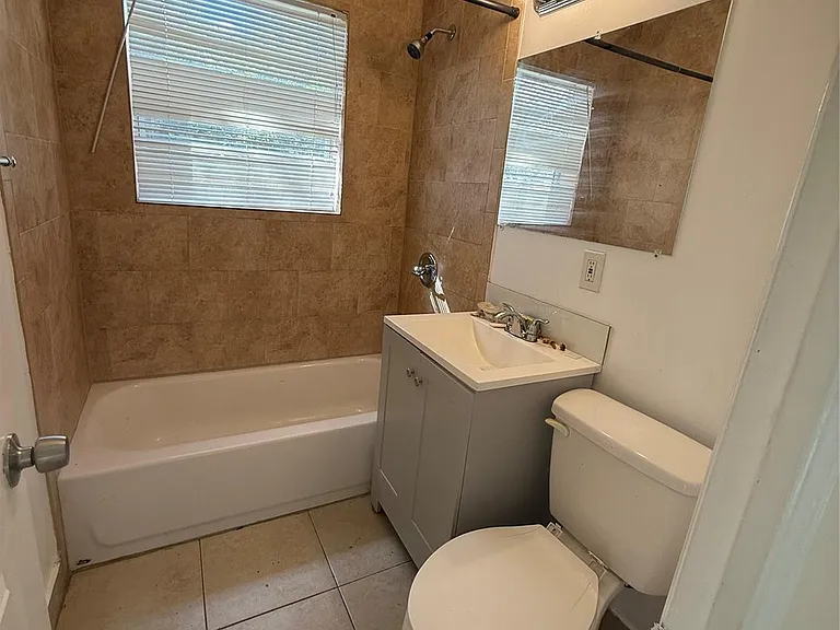 1139 NW 9th Ave — Photo 18