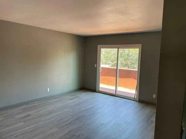 1011 W 7th St #3 — Photo 12