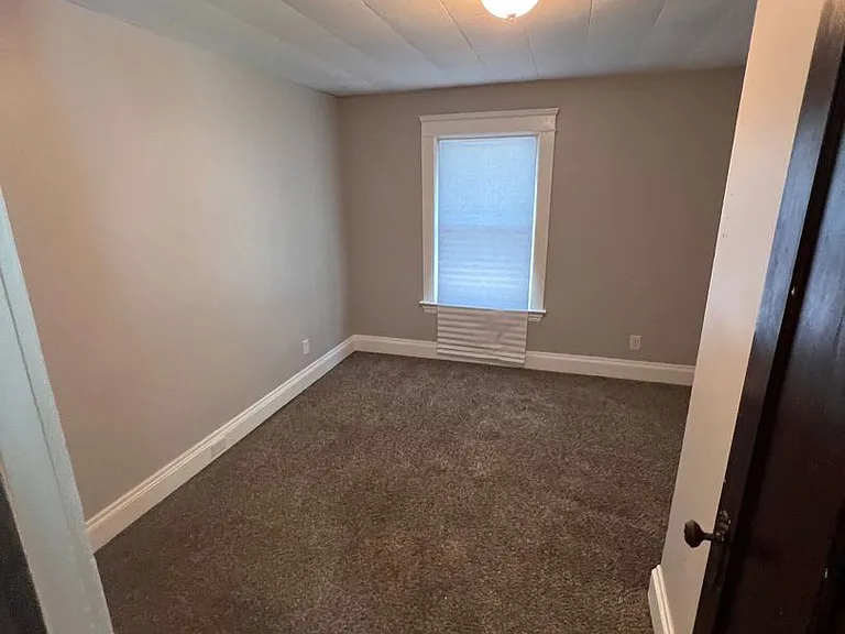 15403 School Ave — Photo 6