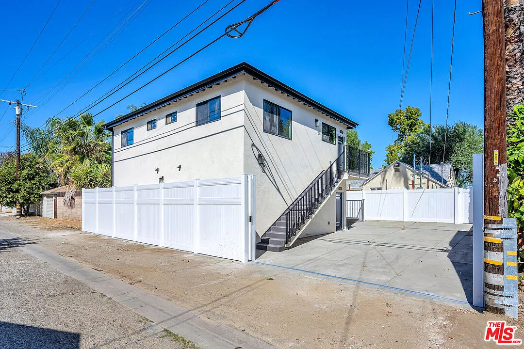 2 bed, 2.0 bath, 924 sqft, $3,200 — Photo 3