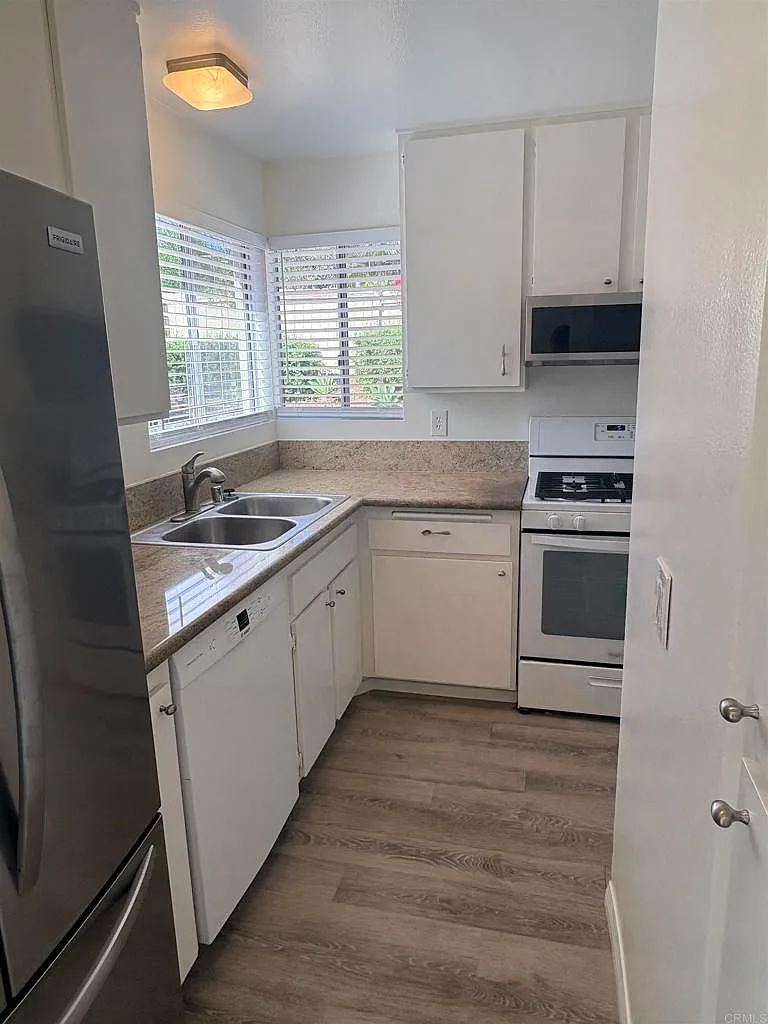2 bed, 873 sqft, $2,800 — Photo 1