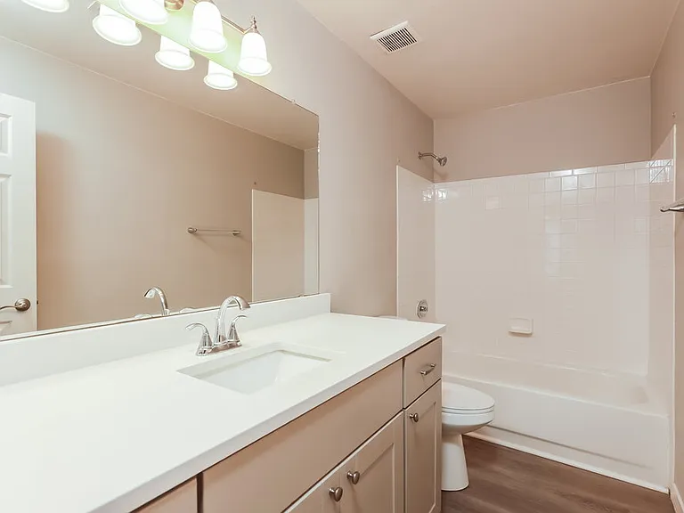 1534 W Churchill Pl — Photo 15