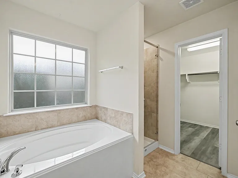 1061 Shadow Bend Ct — Photo 8