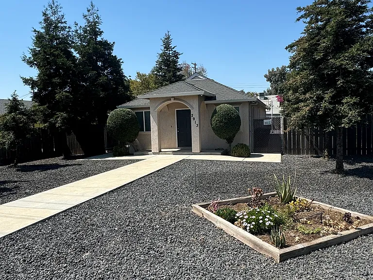 2913 6th St — Photo 2