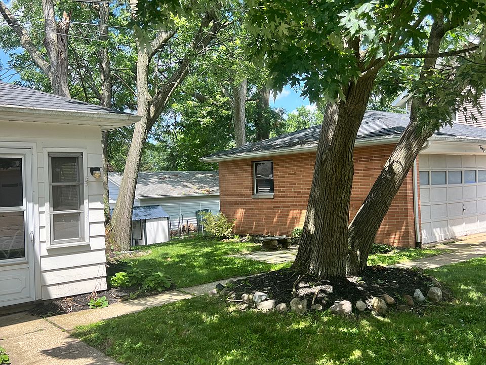 Garage (one side for each unit)