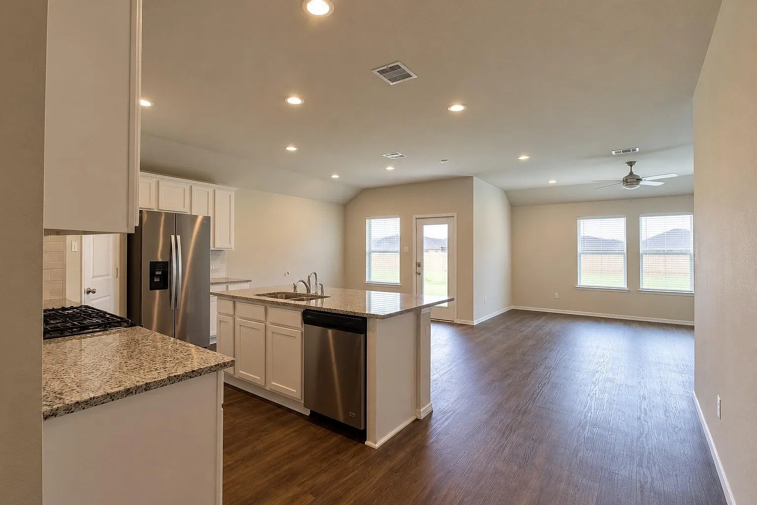 4 bed, 2.0 bath, 1720 sqft, $2,150 — Photo 2