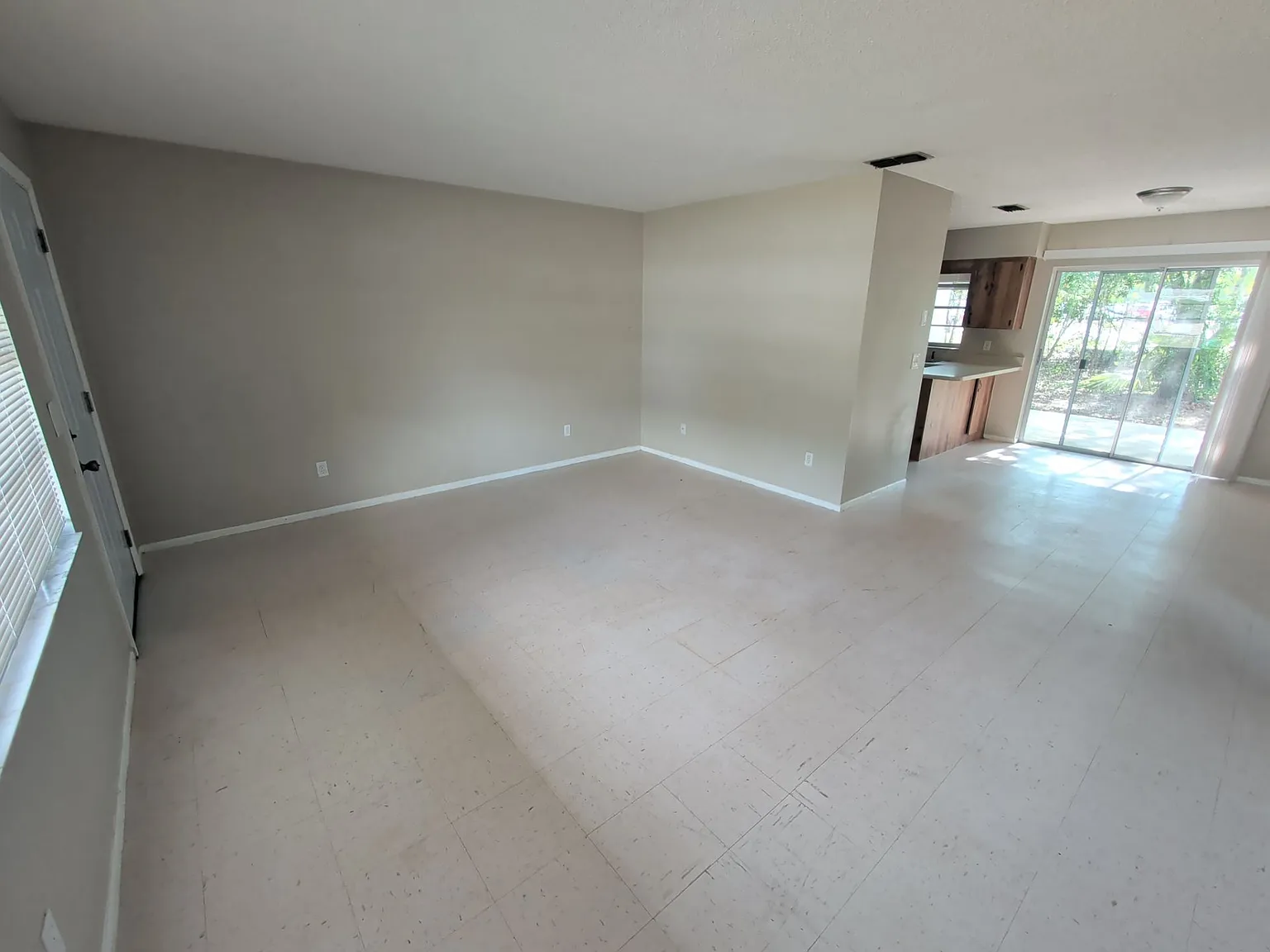 2 bed, 1.0 bath, 900 sqft, $1,200 — Photo 3