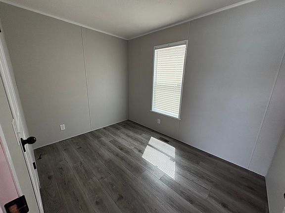 3rd image of 560 Melrose Ln