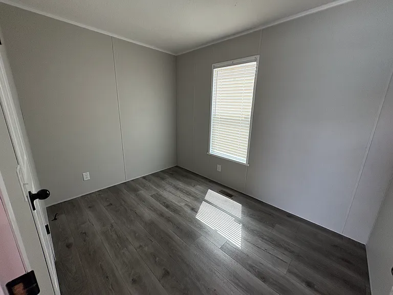 560 Melrose Ln — Photo 3