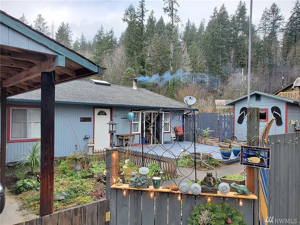 This cute as a button home is located on a dead end street, near Belfair State Park and close to amenities.