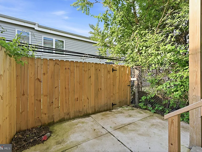 2811 W Albert St — Photo 16