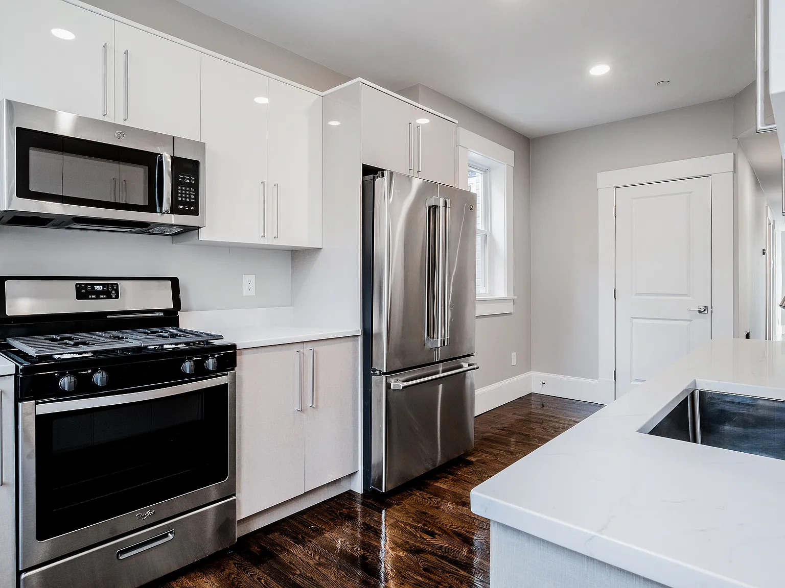 4 bed, 2.0 bath, 1350 sqft, $5,500 — Photo 2