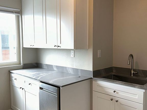 3rd image of 111 10th St SE APT 5
