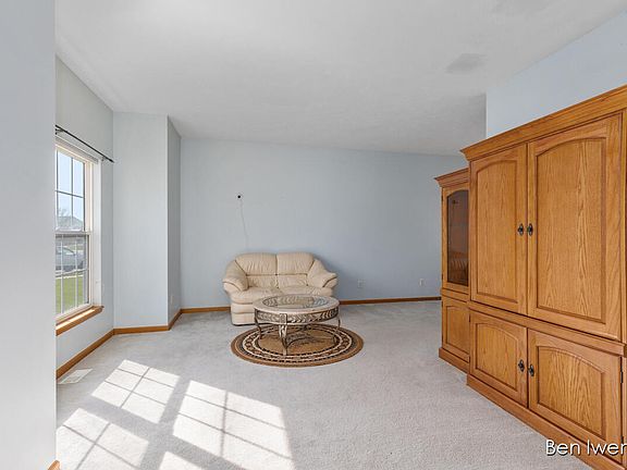 5th image of 2676 Claridge Ct SW