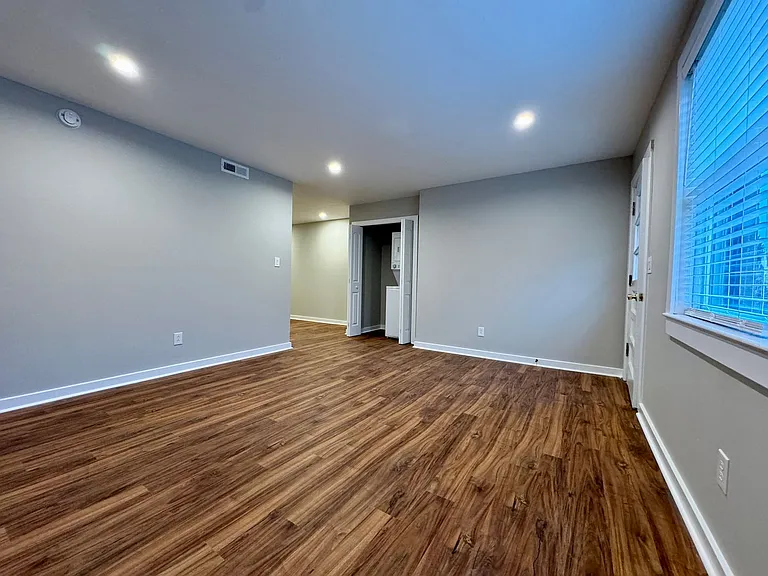 1003 Giles Unit D - By the bed — Photo 8