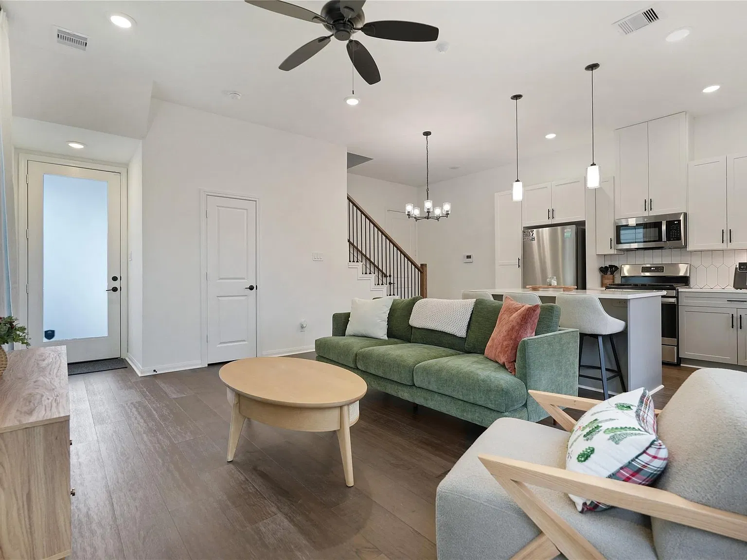 3 bed, 2.5 bath, 1474 sqft, $2,000 — Photo 2