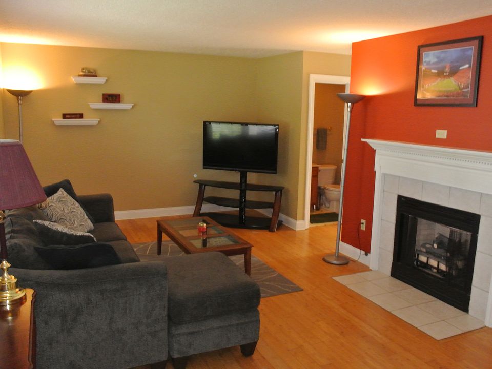 Gas fireplace, bamboo floors