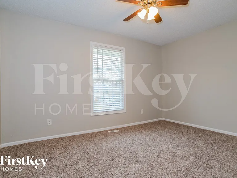 615 N Pine St — Photo 12